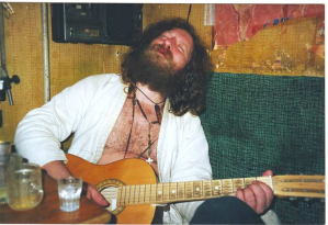 Папа Леша с гитарой.  Фото сделано ориентировочно в 1998 году у Папы Леши на кухне квартиры в Отрадном.