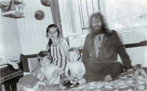 Папа Леша с Катей Ивановой и детьми (лето 1993 г.).  Фото сделано ориентировочно в 1993 году у Папы Леши на квартире в Отрадном. Дата установлена Катей.