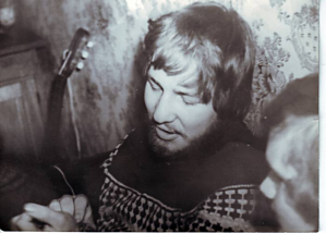 Папа Леша с гитарой, первые концерты. Алексей Бармутов на одном из квартирников.  Фотография датируется ориентировочно 1983 г.