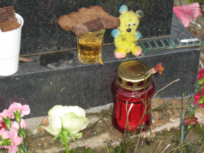 У могилы Папы Леши  Да, вот видно горящую лампадку и цветы