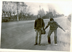Рип и Седьмой на Владимирской трассе. Седьмой делает позу "ку!" из фильма "Кин-дза-дза", 1988-89